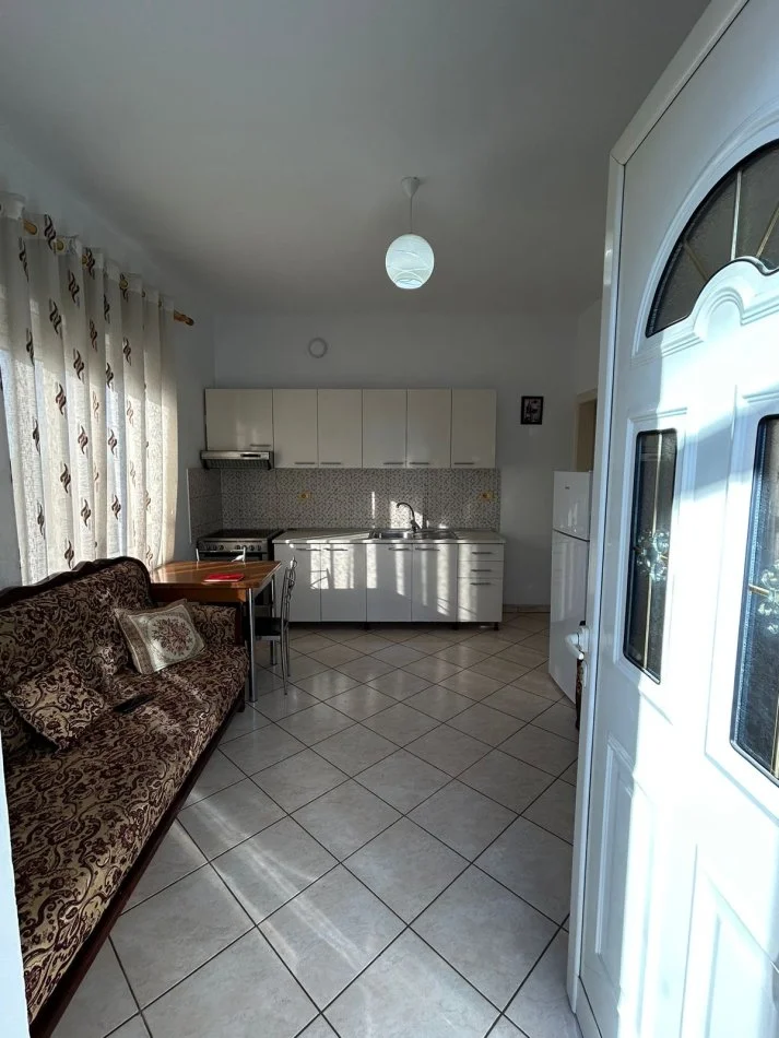Tirane, jepet me qera apartament 1+1 Kati 2, 70 m² 320 € (Laprake)
