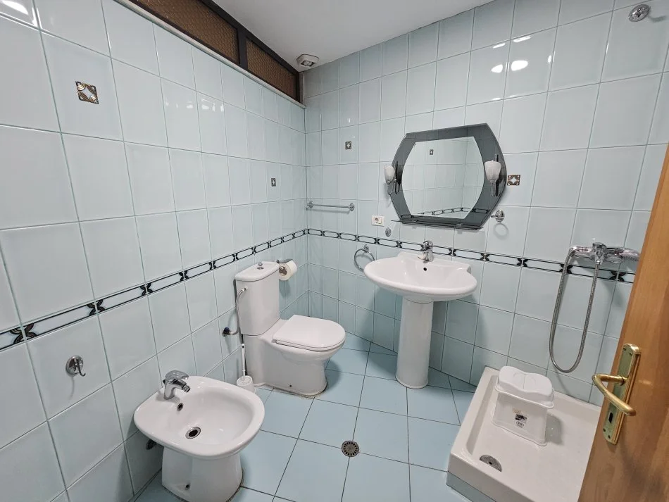 Tirane, jepet me qera ambjent biznesi Kati 3, 160 m² 1.223 € (Qender)