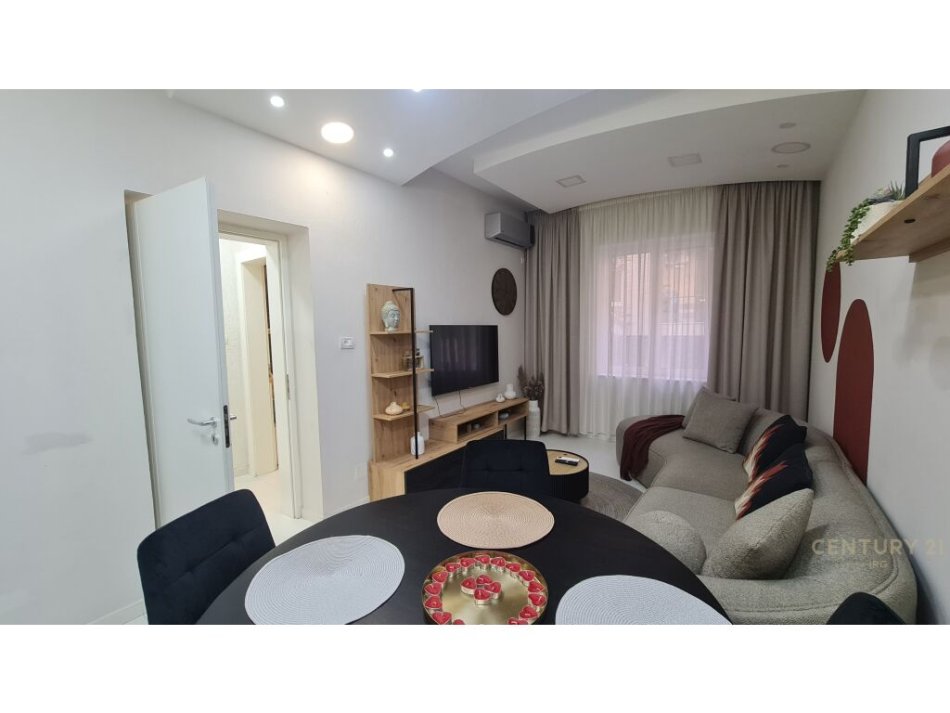 Tirane, jepet me qera apartament 1+1 Kati 2, 38 m² 700 € (Pallatet Agimi!)