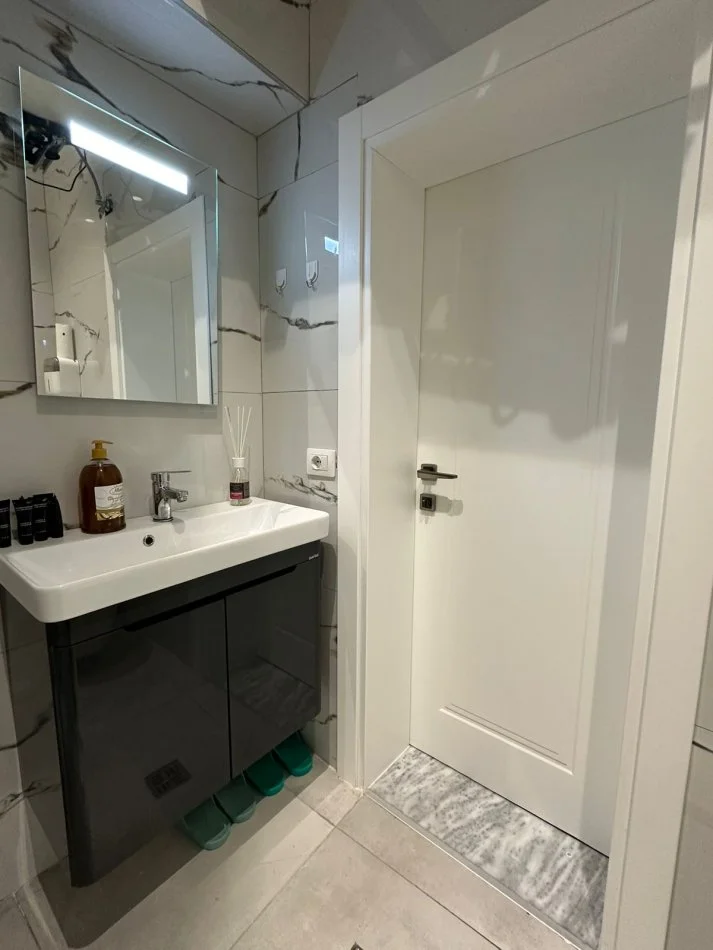Tirane, jepet me qera apartament 1+1 Kati 2, 800 € (Pallatet Agimi, Bllok)