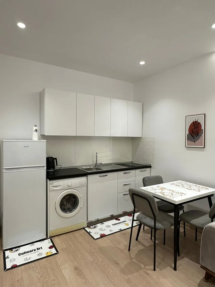 Tirane, jepet me qera apartament 1+1 Kati 2, 800 € (Pallatet Agimi, Bllok)