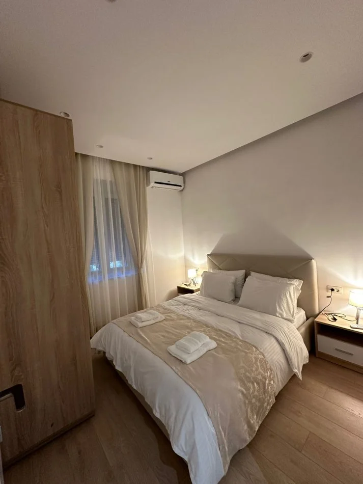 Tirane, jepet me qera apartament 1+1 Kati 2, 800 € (Pallatet Agimi, Bllok)