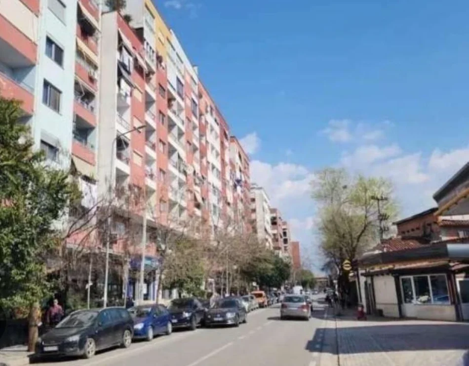 Tirane, jepet me qera apartament 2+1 , 90 m² 420 € (Pallatet Cabej)