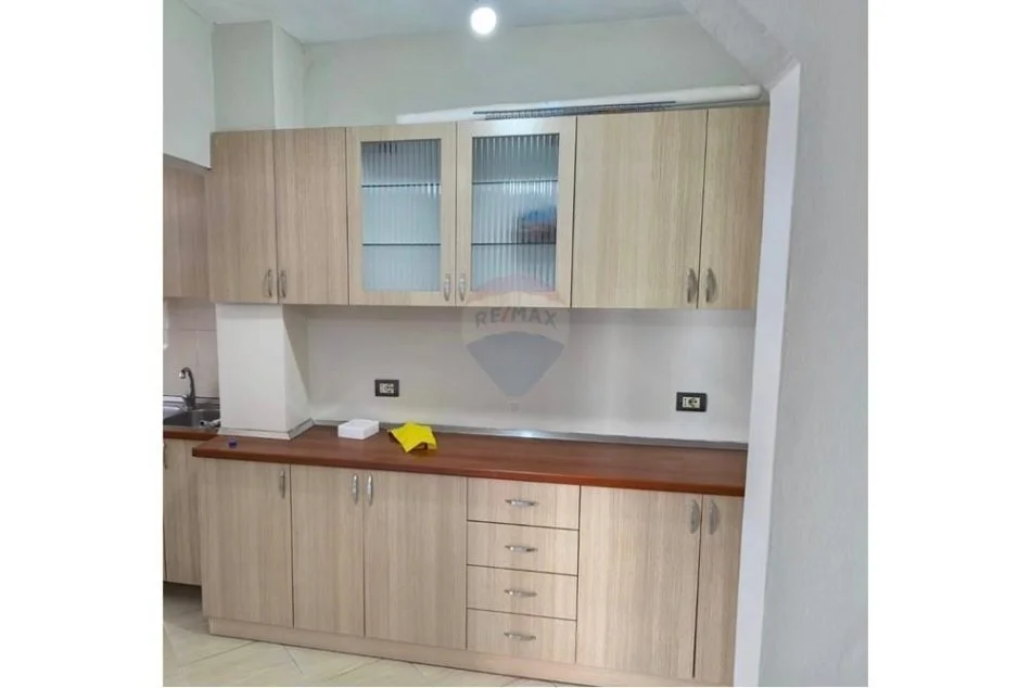 Tirane, jepet me qera 1+1 Kati 3, 330 € (Irfan Tomini, Pallati me Shigjeta)