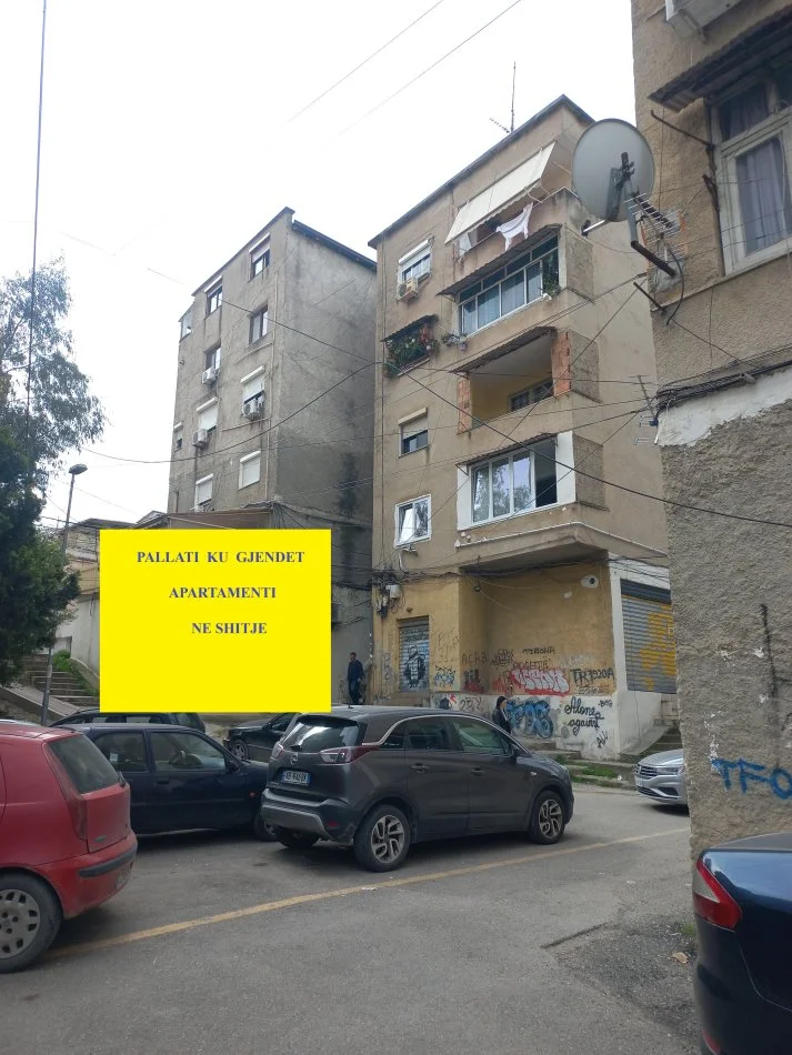 Tirane, Shitet Apartament tip 1+1, +ballkon, kat 6, pallat i vitit 1999 me 6-kate, sip. 55m², Cmimi 8'500'000 Leke , 20m nga Ura Brrylit, në rr. Hodo Beg, pranë Lanës, afër kryqëzimit të blv B. Curri me rr. Kont Leopolt Bertold, 8-min në këmb nga qendraTiranës