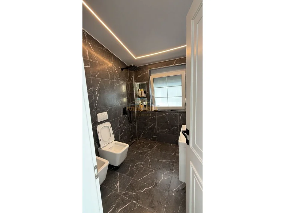 Tirane, shitet Vile , 315 m² 1.600.000 € (IBE)