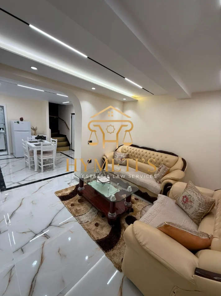 Tirane, jepet me qera apartament duplex 2+1 , 80 m² 799 € (PRANË AMBASADËS AMERIKANE, TIRANË)