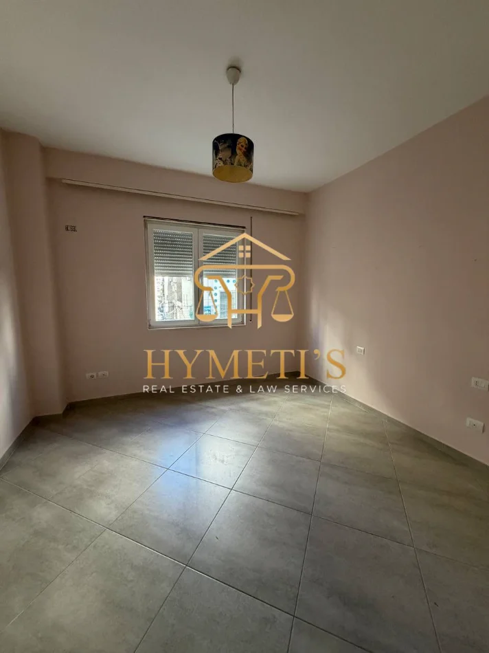 Durres, jepet me qera apartament 2+1 Kati 1, 500 € (Rruga Pavaresia, prane Portit)