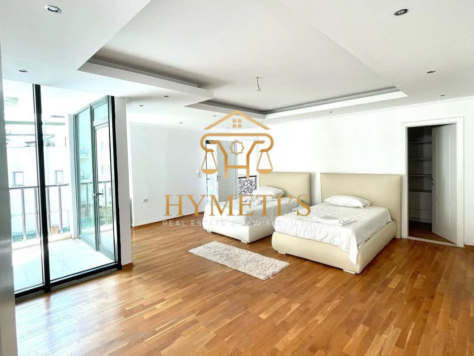 Tirane, shitet Vile , 240 m² (Rruga Peti)