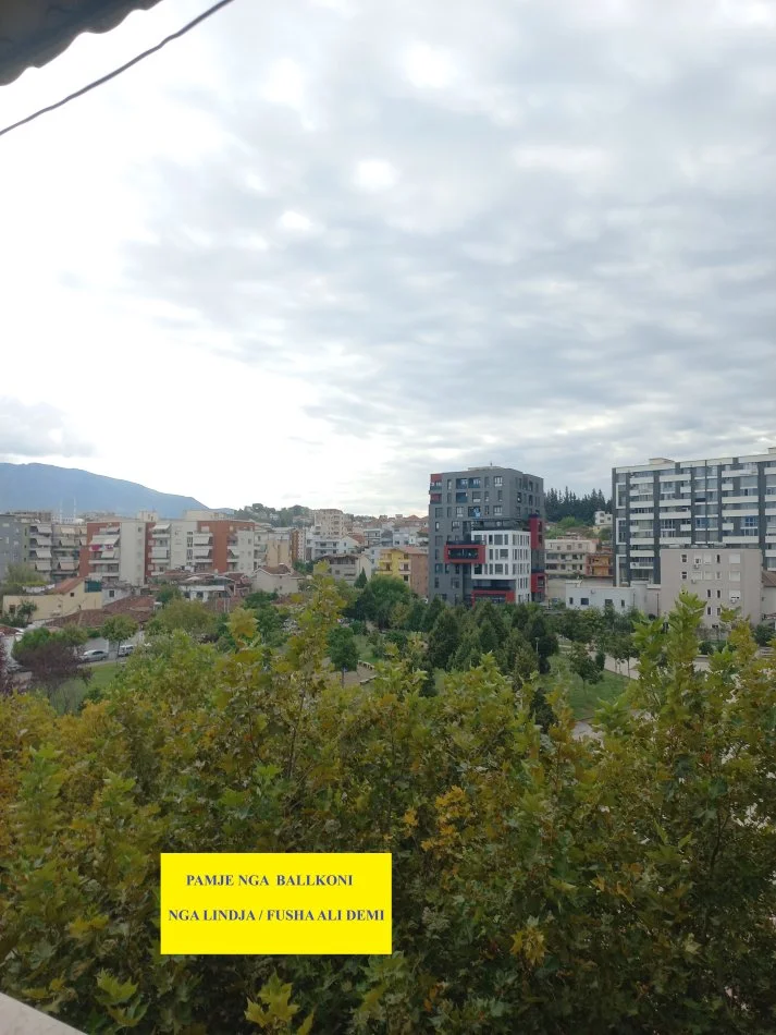 Tirane, Okazion Shitet Apartament i bollshem, me shumë pamje e drite, tip 2+1, në kat 5, pallat ekzistues me 5-kate, sip. 81m², Cmimi 125'000 €, në rrugën Ali Demi, tek Fusha / Kryqëzimi Ali Demi, 250m nga Ura Brrylit /Lana/ Ministria e Jashtme, 10minuta në këmb nga qendraTiranës.