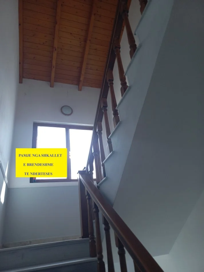 Golem-Mali-Robit- Kavaje: Shitet, vilë-ndërtes e mirembajtur, e kompletuar, mobiluar dhe funksionale,  me 3-kate, + papafingu, në sipëfaqe toke prej 740m2, sipërfaqe e ndërtuar 460m2, cmimi 650'000 €, diskutushëm, 650m nga Plazhi Qarretit e Golemit, 5.5km nga Kavaja, 12 km nga Amfiteatri  Durrsit.