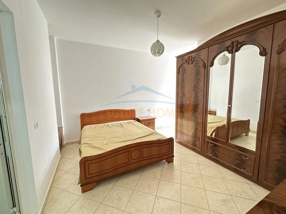 Tirane, jepet me qera apartament 3+1+2 Kati 5, 120 m² 700 € (RRUGA PANORAMA)