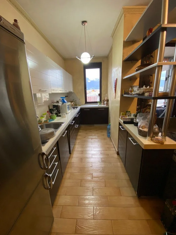 Durres, jepet me qera apartament 2+1+Ballkon Kati 11, 104 m² 600 € (Rruga Panorama)