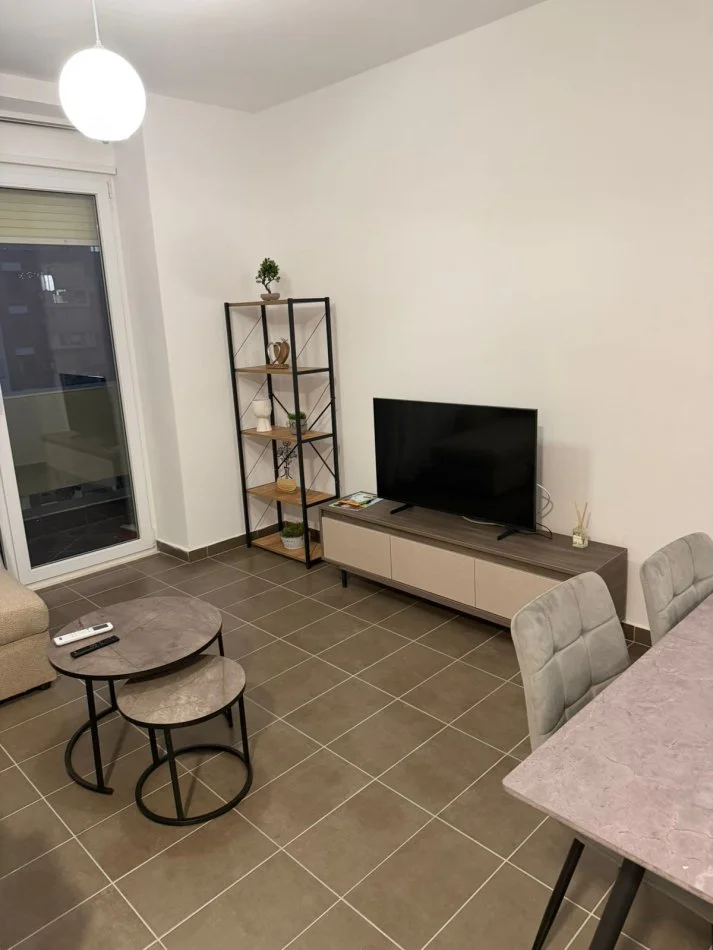 Tirane, jepet me qera apartament 1+1+Ballkon Kati 3, 65 m² 550 € (golden park)