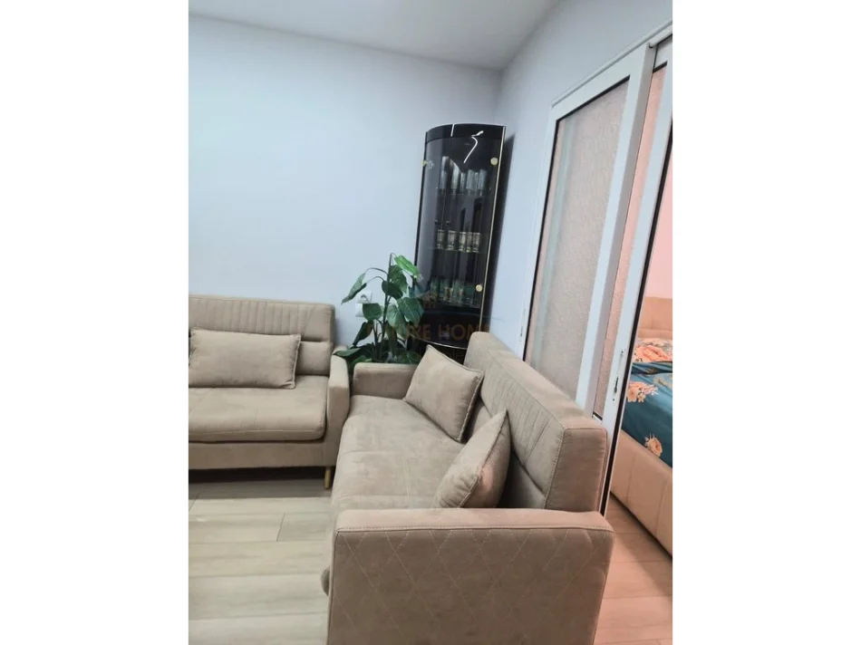 Tirane, jepet me qera apartament 2+1 Kati 1, 88 m² 500 € (ISH PARKU AUTOBUZAVE)