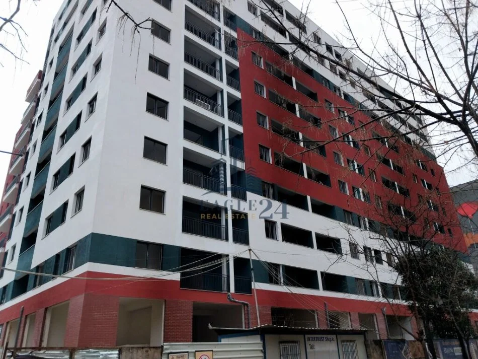 Tirane, shitet garazh , 840 m² 420.000 € (XHAMLLIK)