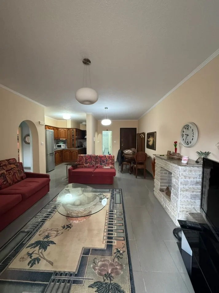 Tirane, jepet me qera apartament 2+1+Ballkon Kati 3, 98 m² 650 € (Parku Olimpik)