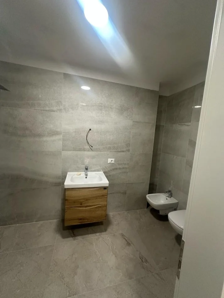 Tirane, jepet me qera apartament 1+1 Kati 7, 74 m² 700 € (parku olimpik)
