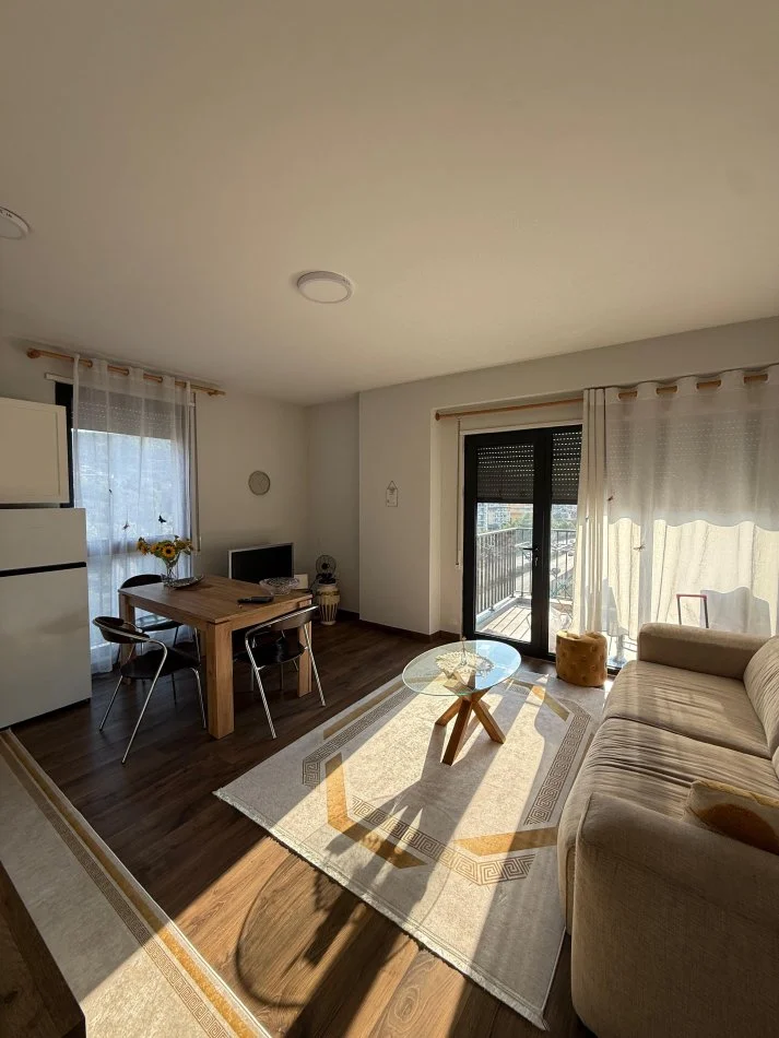 Tirane, jepet me qera apartament 1+1 Kati 8, 69 m² 700 € (parku olimpik)