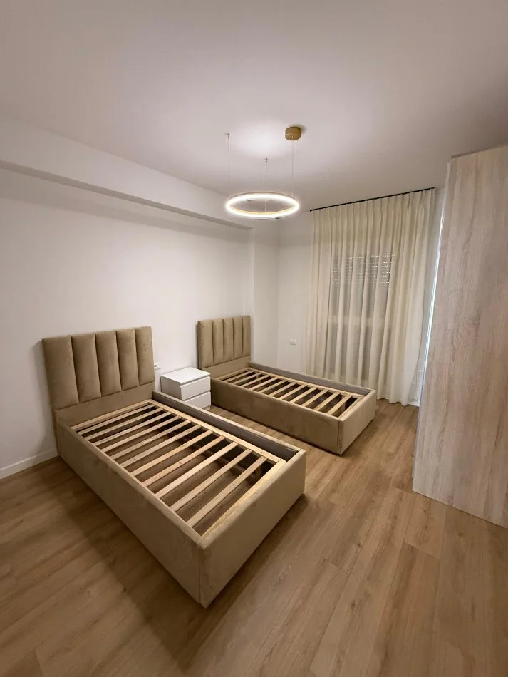 Tirane, jepet me qera apartament 2+1 Kati 5, 120 m² 1.250 € (PARKU OLIMPIK)