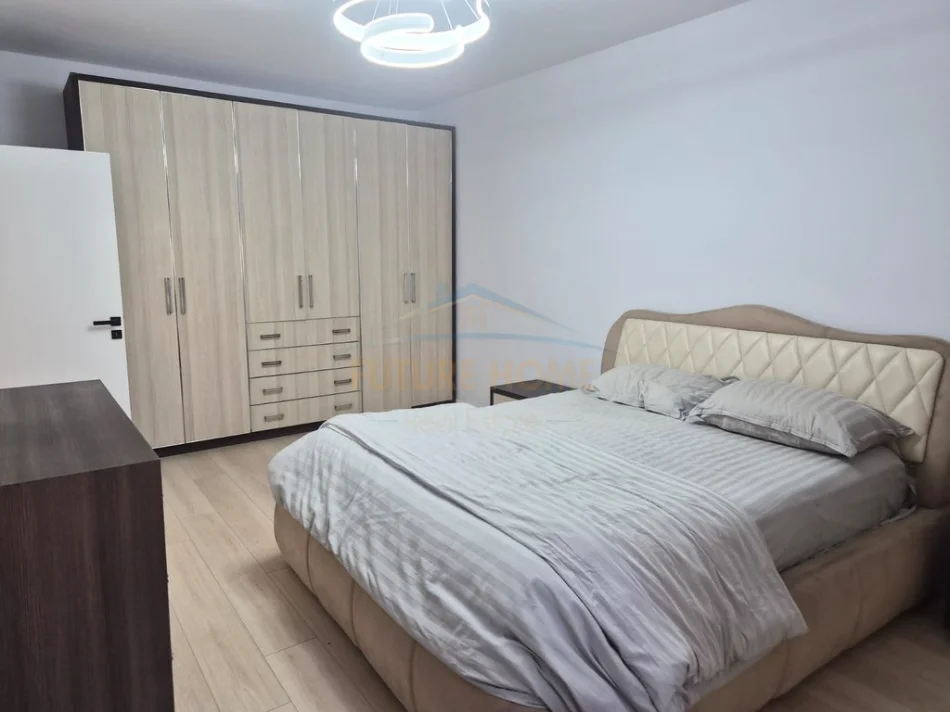 Tirane, jepet me qera apartament 2+1 Kati 1, 88 m² 500 € (ISH PARKU AUTOBUZAVE)