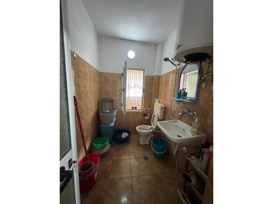 Tirane, shitet apartament 2+1 Kati 2, 75 m² 145.000 € (ISH PARKU AUTOBUZAVE)