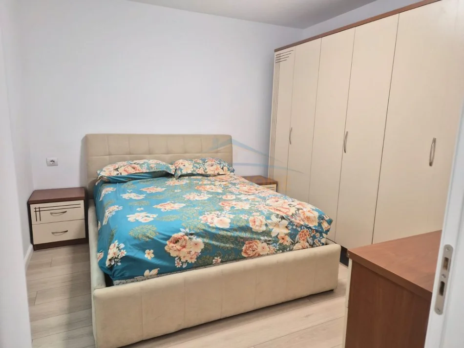 Tirane, jepet me qera apartament 2+1 Kati 1, 88 m² 500 € (ISH PARKU AUTOBUZAVE)
