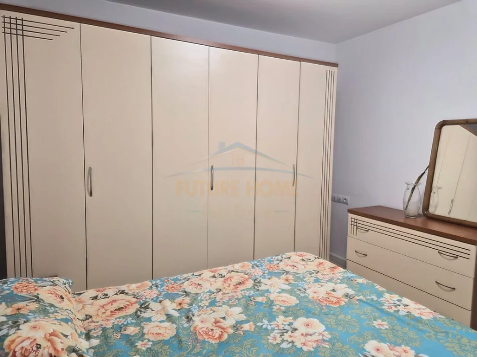 Tirane, jepet me qera apartament 2+1 Kati 1, 88 m² 500 € (ISH PARKU AUTOBUZAVE)