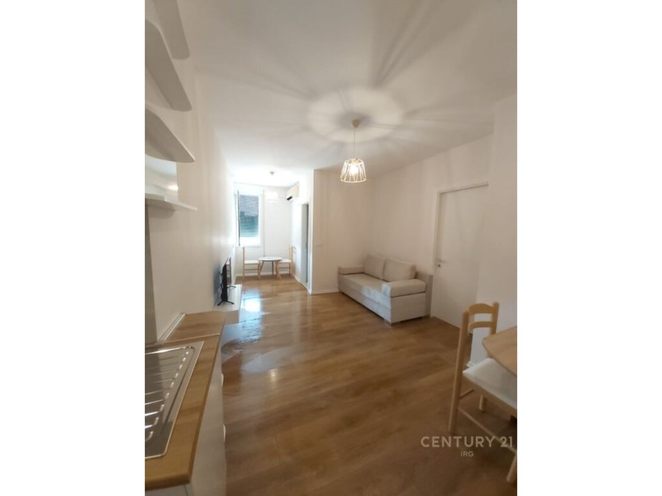 Tirane, jepet me qera apartament 1+1 , 50 m² 450 € (Pazar i ri)