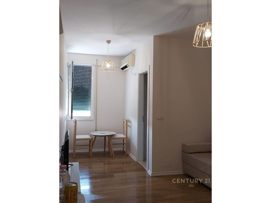 Tirane, jepet me qera apartament 1+1 , 50 m² 450 € (Pazar i ri)