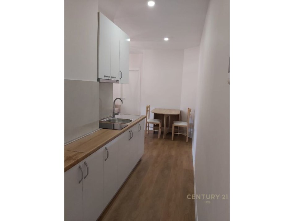 Tirane, jepet me qera apartament 1+1 , 50 m² 450 € (Pazar i ri)
