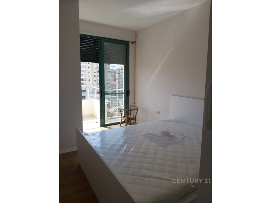 Tirane, jepet me qera apartament 1+1 , 50 m² 450 € (Pazar i ri)