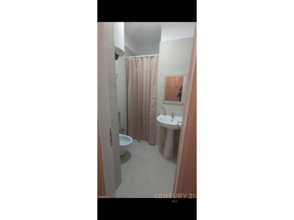 Tirane, jepet me qera apartament 1+1 , 50 m² 450 € (Pazar i ri)