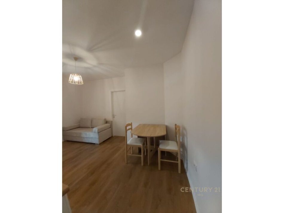 Tirane, jepet me qera apartament 1+1 , 50 m² 450 € (Pazar i ri)