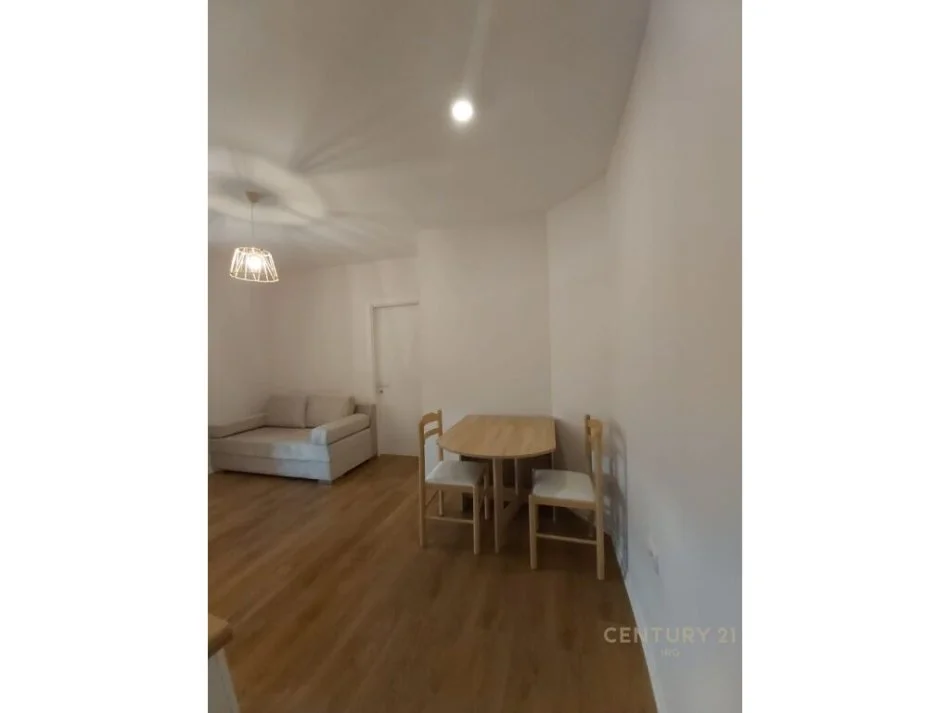 Tirane, jepet me qera apartament 1+1 , 50 m² 450 € (Pazar i ri)