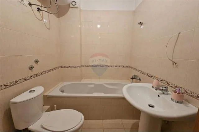 Tirane, jepet me qera apartament 2+1 Kati 4, 109 m² 600 Euro (Pazari i Ri)