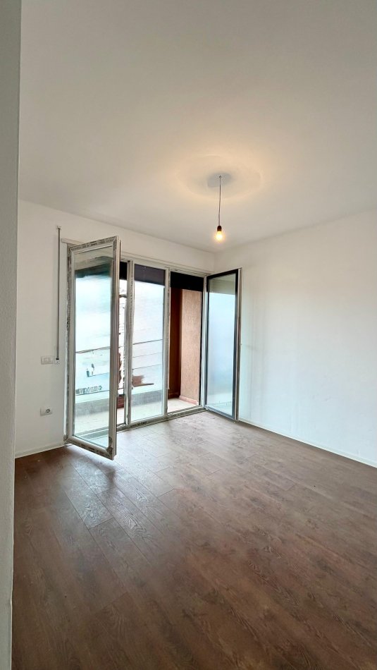 Tirane, jepet me qera ambjent biznesi Kati 6, 97 m² 800 € (pazari i ri)