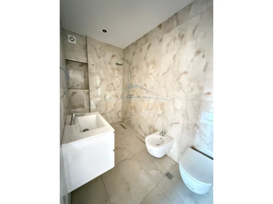 Tirane, shitet apartament 2+1+2 Kati 5, 103 m² 257.500 € (PAZARI I RI)