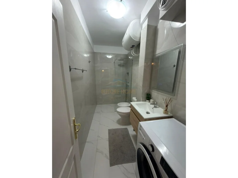 Tirane, jepet me qera apartament 2+1+2Poste Parkimi , Kati 4, 88 m² 1.000 € (PAZARI I RI)