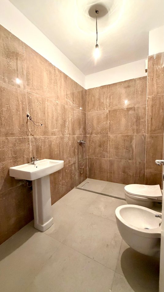 Tirane, jepet me qera ambjent biznesi Kati 6, 97 m² 800 € (pazari i ri)