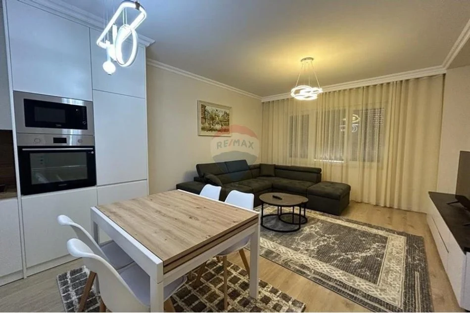 Tirane, jepet me qera apartament 2+1+Ballkon , 120 m² 1.100 € 