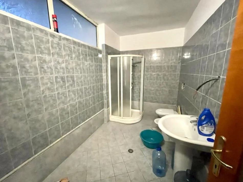 SHITET PENTHOUSE : 3+1+ verandë 305m2 Total  ( Me SUPER PAMJE ) ( 📍Në durrës tek shkëmbi i kavajës ngjit me Florida)  Plazh Iliria