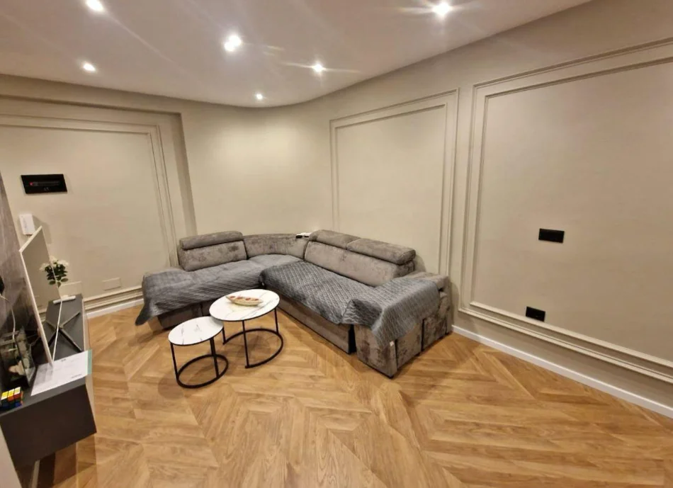 Tirane, jepet me qera apartament 1+1+Ballkon Kati 1, 72 m² 