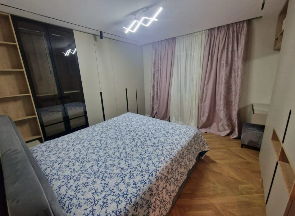 Tirane, jepet me qera apartament 1+1+Ballkon Kati 1, 72 m² 
