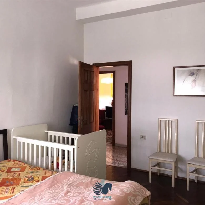 Tirane, jepet me qera apartament 3+1+Ballkon Kati 3, 154 m² 800 € (Rruga e Dibres)