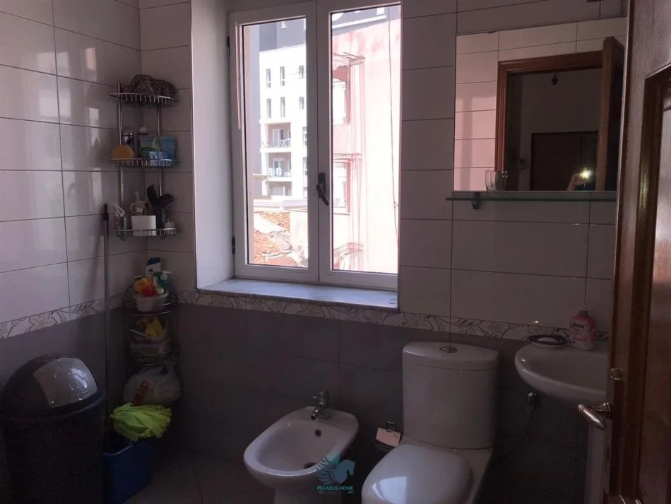 Tirane, jepet me qera apartament 3+1+Ballkon Kati 3, 154 m² 800 € (Rruga e Dibres)