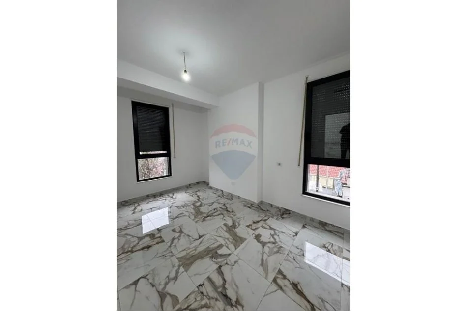 Tirane, jepet me qera apartament 2+1+Aneks+Ballkon Kati 1, 110 m² 600 € (Ali Demi)