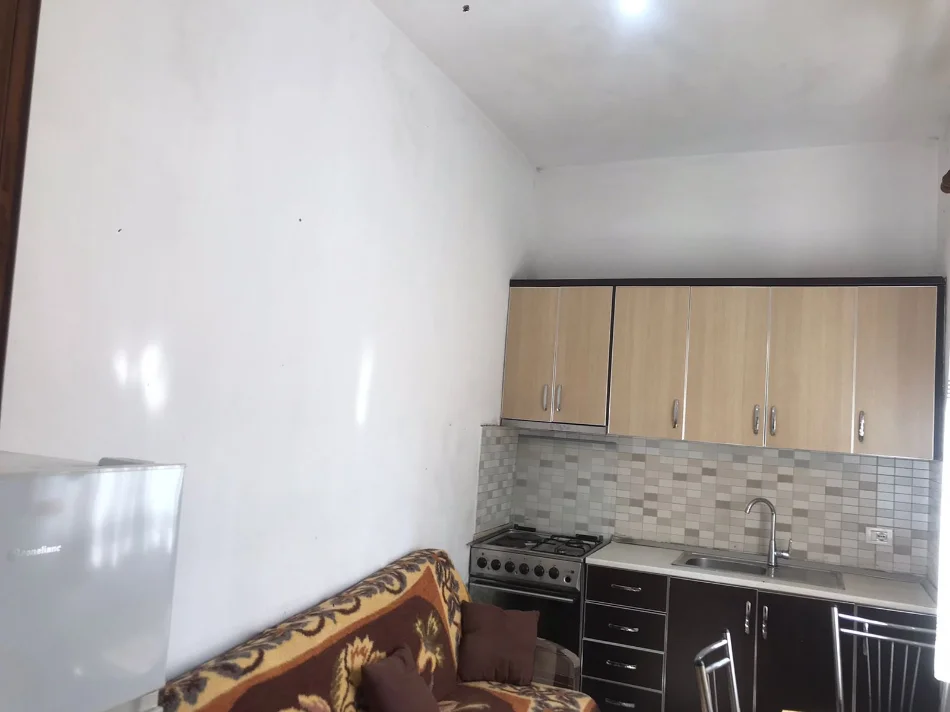 Tirane, jepet me qera apartament 1+1+Ballkon Kati 0, 52 m² 300 € (ne rrugen Pandi Stillu Tirane)