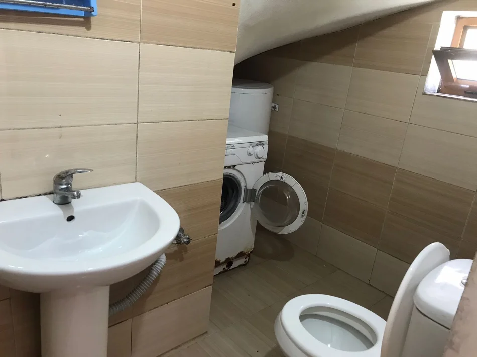 Tirane, jepet me qera apartament 1+1+Ballkon Kati 0, 52 m² 300 € (ne rrugen Pandi Stillu Tirane)