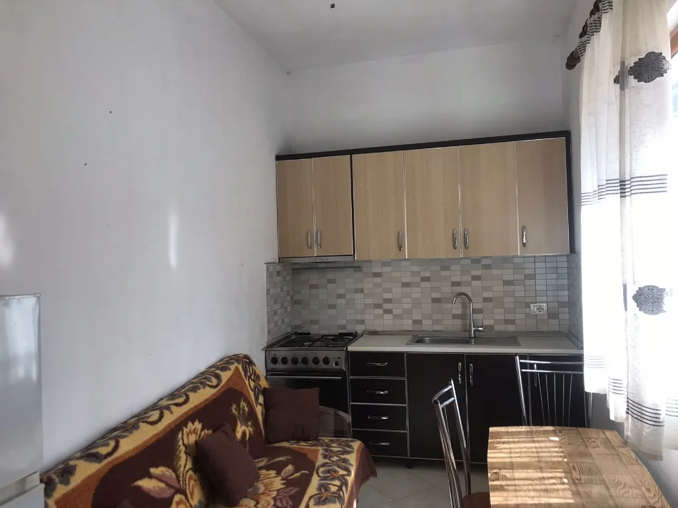Tirane, jepet me qera apartament 1+1+Ballkon Kati 1, 49 m² 300 € (ne rrugen Hysen Selmani Tirane.)